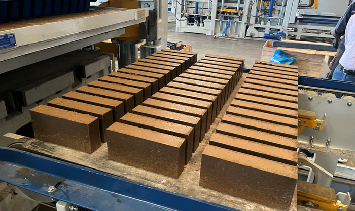 ZN1500 పూర్తిగా ఆటోమేటిక్ బ్రిక్ మేకింగ్ మెషిన్ బురద వనరుల వినియోగంలో తూర్పు చైనా క్లయింట్‌ను శక్తివంతం చేస్తుంది